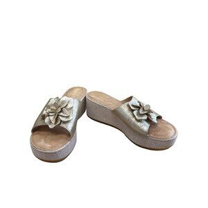 Born Womens Metallic Gold Floral Leather Wedge Sandals Size 6M SKU 8294